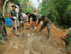 Tenaga Manual Aduk Adonan Semen Satgas TMMD Ke-111 Kodim 1202/Singkawang