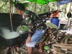 USAI HIDANGKAN SARAPAN, SATGAS TMMD KE 111 KODIM 1202/SKW SIAPKAN MAKAN SIANG.