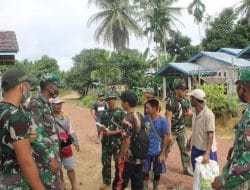 Kegiatan Komsos Anggota Satgas TMMD Ke-111 Kodim 1202/Skw Dengan Warga Di Lokasi Sasaran