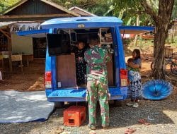 Emak-Emak Ikut Nimbrung Membaca Di Perpustakaan Keliling