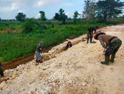 Anggota Satgas Ke 111Terus berkerja Menyelesaikan Pembangunan Jalan