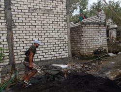 Bukan Hanya di Cor Biasa, Lantai Rumah Pak Karjono Akan Dipasang Keramik