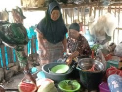 Canda Tawa antara TNI dan Ibu-ibu di Dapur Umum di TMMD Kodim tapsel