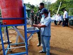 Peserta Jalankan Prokes dengan Mencuci Tangan dalam Giat Vaksinasi TMMD Kodim Tapsel