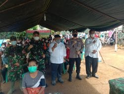 Tak Lupa, Bupati Tapsel dan Dansatgas Foto Bersama dengan Peserta Giat Vaksin di TMMD Kodim Tapsel