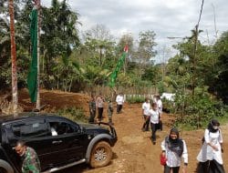 Melalui Perjuangan Medan Jalan Berlumpur Rombongan Bupati Tapsel Akhirnya Sampai Lokasi