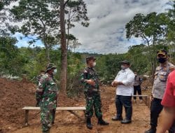 Bupati Tapsel Mendapatkan Penjelasan dari Dansatgas di Lokasi Jalan Baru