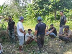 Anggota Satgas TMMD Komsos Dengan Warga