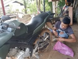 Anggota Satgas TMMD Lakukan Pengecekan Rutin Pada Motor
