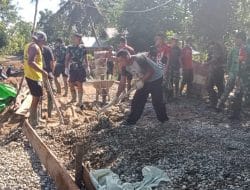 Pasiter Arahkan Anggota Satgas dan Warga Gali Parit