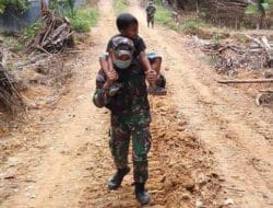 Anggota Satgas TMMD Mengajak Anak-anak belajar sambil bermain