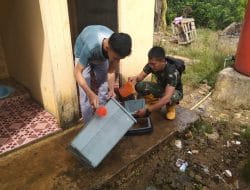 Bentuk Kepedulian Anggota Satgas TMMD Dengan Membersihkan Lingkungan