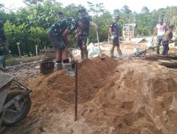 Anggota Satgas TMMD Mengerjakan Jalan Rabat Beton