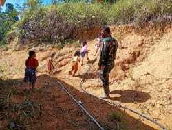 Anggota satgas TMMD setiap hari selalu sempatkan diri untuk bermain bersama anak-anak