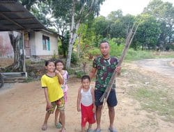 Anggota satgas TMMD persiapan memancing bersama anak-anak