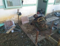 Pemasangan Keramik Pustu Oleh Satgas TMMD Ke-111 Kodim 1202/Singkawang