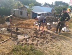 Kejar Target, Satgas TMMD Ke 111 Kodim 1202/Singkawang Kebut Pengecoran Jalan depan puskesmas pembantu