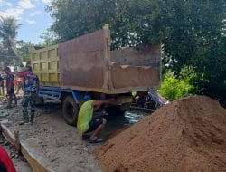 Program TMMD ke 111 kodim 1202/skw Terus datang kan material pasir ke sasaran l