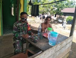 Pasiter selaku koordinator satgas TMMD ke 111 kodim 1202/skw komsos di salah satu rumah warga