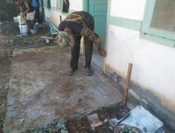 Anggota satgas TMMD Ke 111 Kodim 1202/Singkawang mengukur ketinggian Pondasi Puskesmas Pembantu