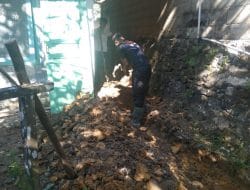 Pembuatan Parit Kecil Di Sekeliling Bangunan Pustu Oleh Anggota Satgas TMMD Ke-111 Kodim 1202/Skw