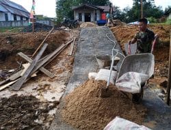Anggota satgas TMMD Ke 111 kodim 1202/Singkawang penyiapan bahan material Pembuatan Jalan puskesmas pembantu