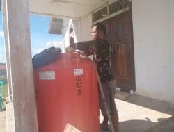 Anggota satgas TMMD isi Tong air untuk mempermudah saat mengambil air dalam pengerjaan pembangunan pagar gereja