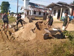Cuaca Panas Terik bukan halangan anggota Satgas TMMD Tetap Semangat Angkut Pasir Bersama Warga