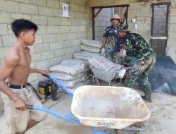 Anggota satgas TMMD Ke 111 kodim 1202/Singkawang bersama warga memindahkan Semen