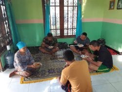 Keindahan Nyata Manunggalnya TNI Bersama Rakyat, Saat Makan Bersama