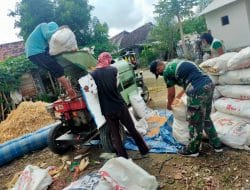 Sertu Gatot Mencoba Operasikan alat Perontok Padi