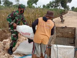 Sambil Bantu Warga Barengi Dengan Sosialisasi Pupuk