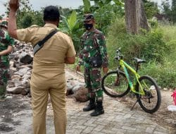 Kades Bersenda Gurau Dengan Satgas Hilangkan Suasana Tegang