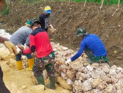 Kapten Bambang Terjun langsung Bahu Membahu Kerjakan TPT Sungai Tretek
