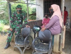 Manfaatkan Waktu Istirahat Anggota Satgas TMMD Ke-111 Komsos Dengan Warga Sekitar Lokasi