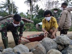 Pengamalan Nilai-nilai Pancasila, Giat Langsir Batu Untuk Pembangunan Penahan Tebing Jalan Baru di TMMD Kodim Tapsel di TMMD Kodim Tapsel