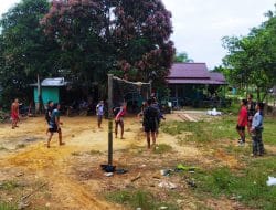 Jaga kesehatan anggota satgas TMMD berolahraga bermain volly bersama