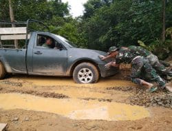 Warga Berinisiatif Bantu Dorong Mobil Satgas TMMD Ke 111 Kodim 1202/Skw Saat Terjebak Lumpur.