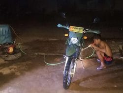 Anggota satgas TMMD Luangkan waktu di malam hari untuk mencuci motor dinas