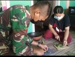 Satgas TMMD Ke 111 Kodim 1202/Skw Mengajarkan Warga Membuat Hand Sanitizer Dengan Bahan Daun Sirih Dengan Bahan Alami