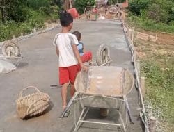 Anak – Anak Merasa Senang Dengan Adanya Jalan Baru Program TMMD Regtas Ke 111 Kodim 1202/Skw Di Tahun 2021