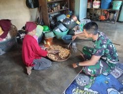 Serda Dika Bantu Warga Mengemasi Kerupuk Buat Hidangan Satgas TMMD Ke 111 Kodim 1202/Skw