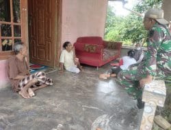 Anggota satgas TMMD selalu sempatkan diri untuk komsos bersama warga desa