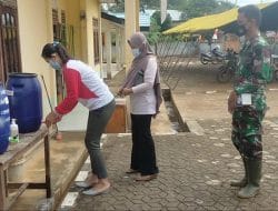 Anggota satgas TMMD Ke 111 kodim 1202/Singkawang Ingatkan warga sebelum dan sesudah kegiatan untuk mencuci tangan dan disiplin Prokes