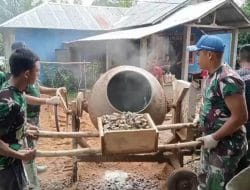 Provost Kodim 1202/Singkawang Turut Bantu Pengecoran Jalan Rabat Beton Satgas TMMD Ke-111