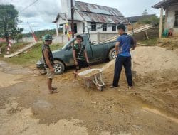 Satgas TMMD ke 111 Kodim 1202/Singkawang Mengangkut pasir untuk pembuatan Adonan Semen