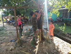 Anggota satgas TMMD bermain jalin Keakraban bersama Anak-anak