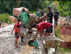 Anak-anak Bantu Anggota Satgas Dalam Bekerja