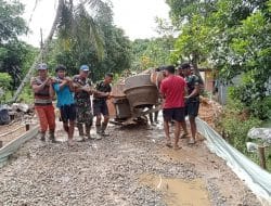 Gotong Royong TNI Bersama Warga Pindahkan Mesin Molen.