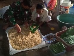 Anggota Satgas TMMD ke-111 Bantu Warga Membuat Tempe